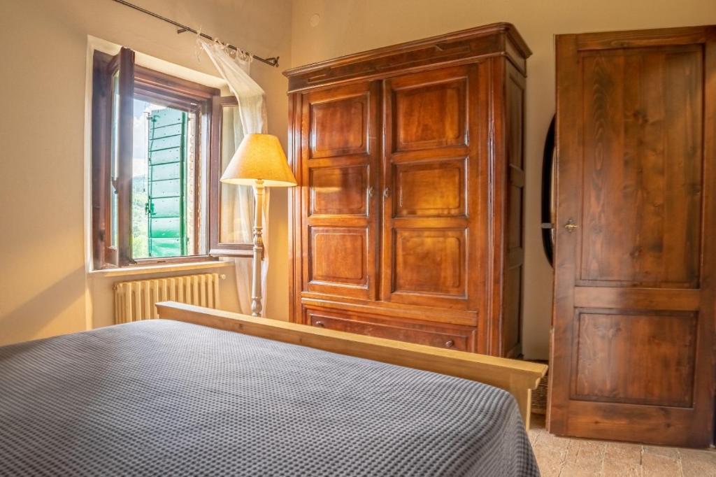 Łóżko lub łóżka w pokoju w obiekcie Podere Bargnano Cetona, Sleeps 12, Pool, WiFi, Air conditioning