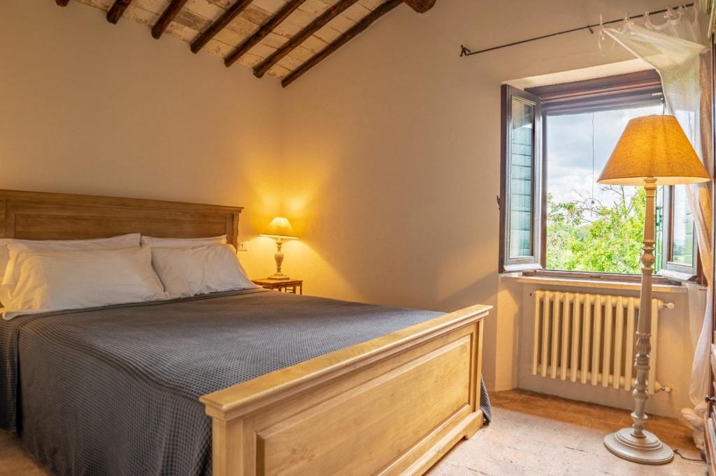 Łóżko lub łóżka w pokoju w obiekcie Podere Bargnano Cetona, Sleeps 12, Pool, WiFi, Air conditioning