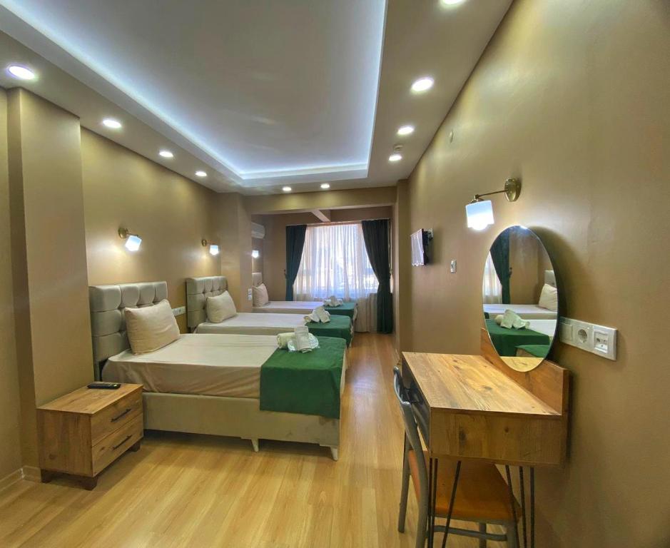 1 dormitorio con cama, mesa y espejo en Ulubat Castle Hotel en Estambul
