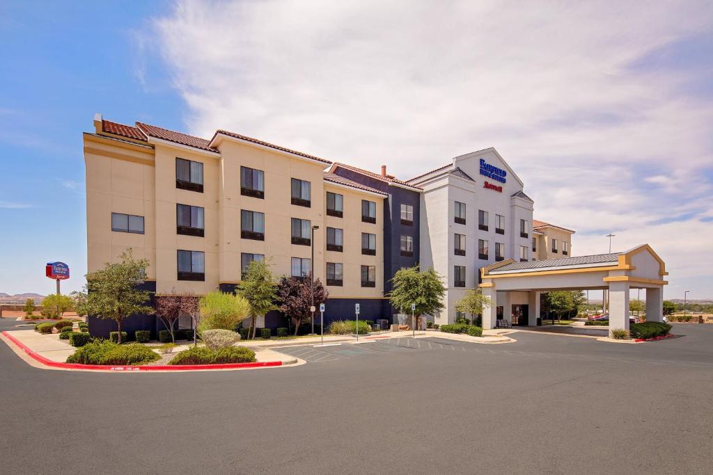 uma prestação de um hotel com um posto de gasolina em Fairfield Inn and Suites by Marriott El Paso em El Paso