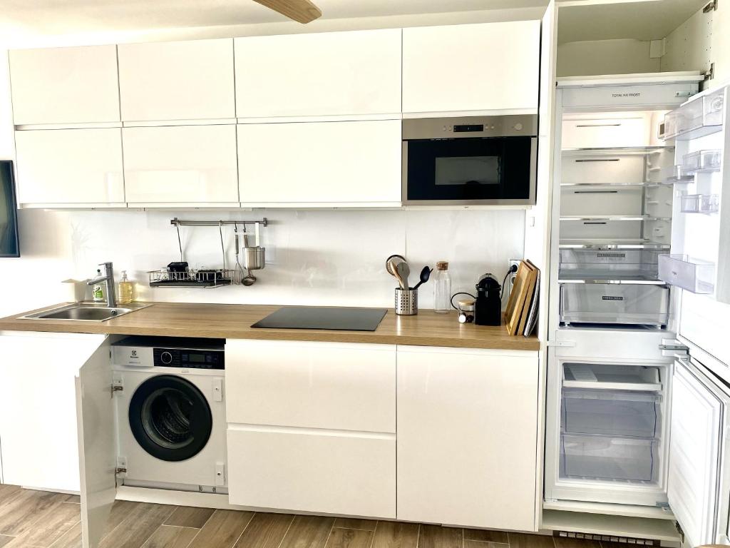 Kuchyň nebo kuchyňský kout v ubytování Appartement Elida vue mer