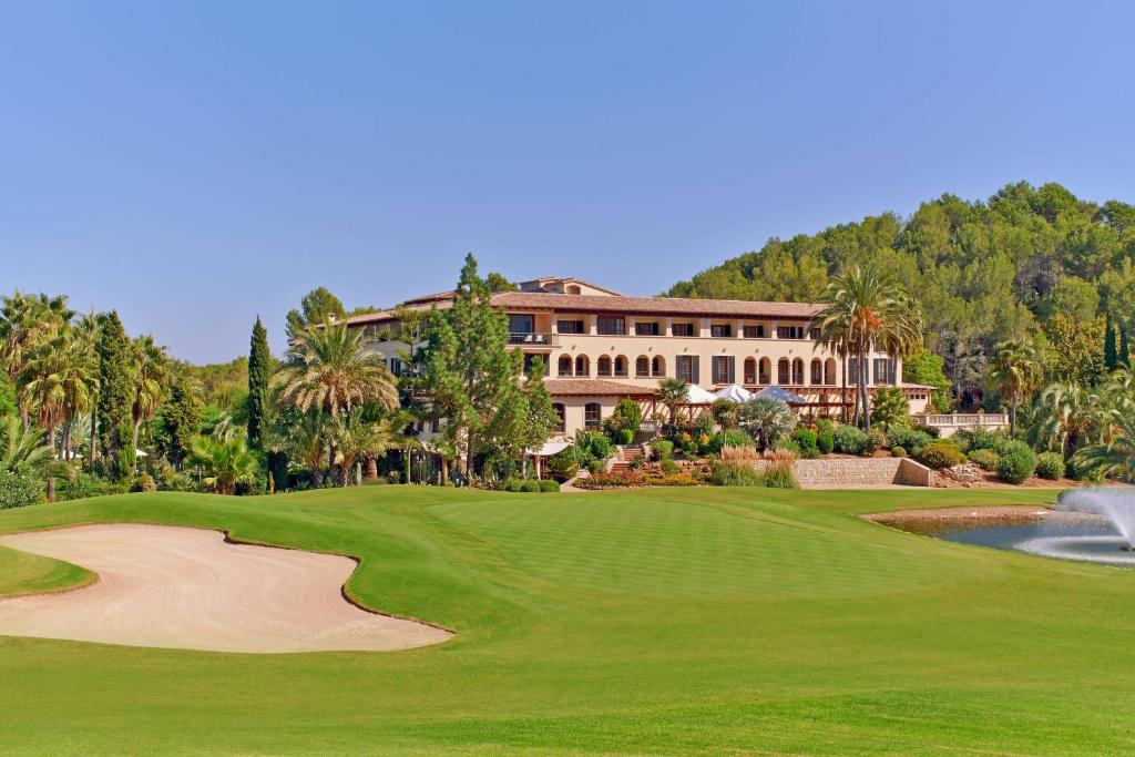 パルマ・デ・マヨルカにあるSheraton Mallorca Arabella Golf Hotelのリゾートのゴルフコースの景色を望めます。