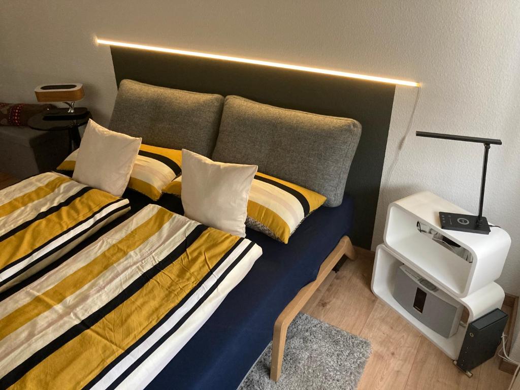 Tempat tidur dalam kamar di Premium City Appartmartement Dresden Nichtraucher