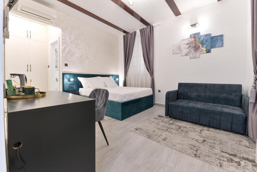 1 dormitorio con 1 cama, 1 sofá y 1 silla en Luxury Rooms "Kaleta", en Trogir
