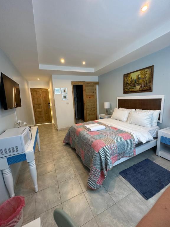 um quarto com uma cama, uma secretária e um lavatório. em Noe Hotel ,1 Bed Room 2 Near to the beach em Punta Cana