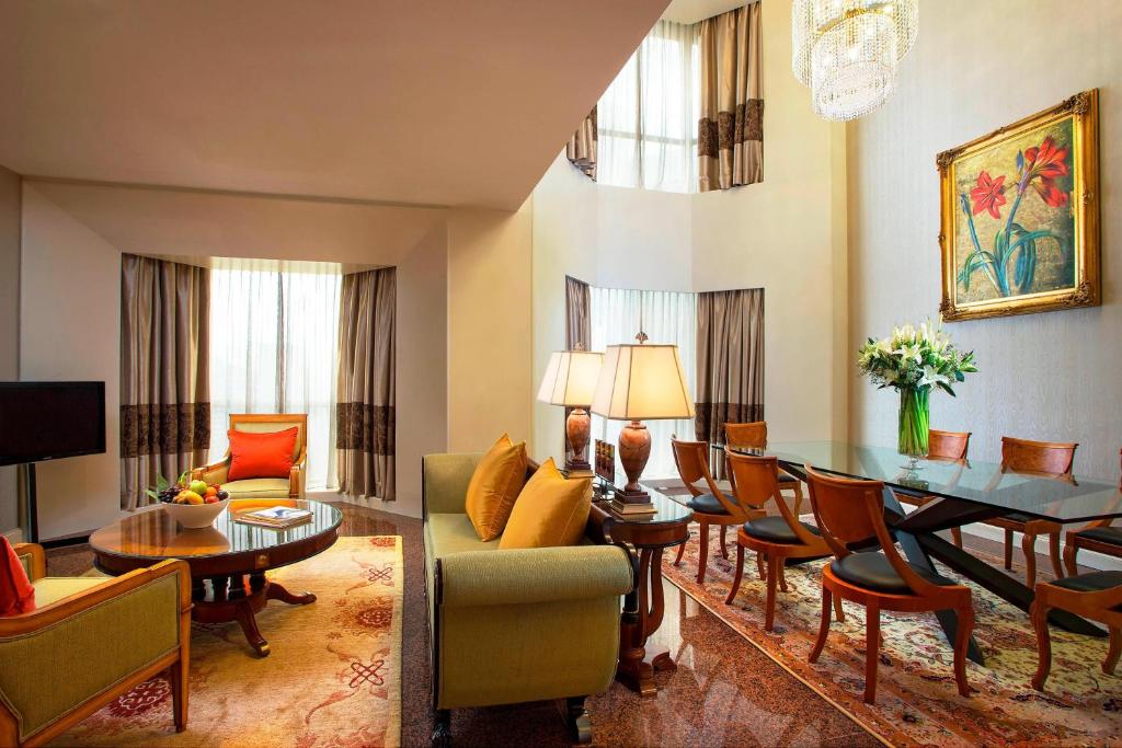 TV/trung tâm giải trí tại Sheraton Towers Singapore Hotel