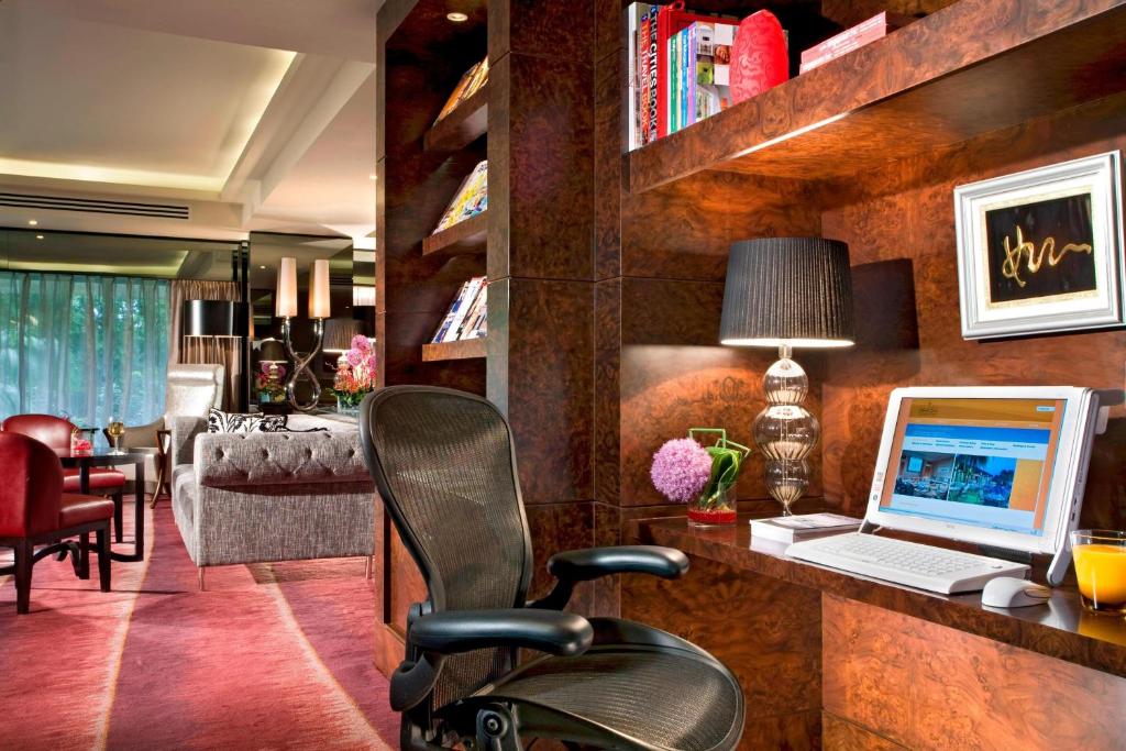 TV/trung tâm giải trí tại Sheraton Towers Singapore Hotel