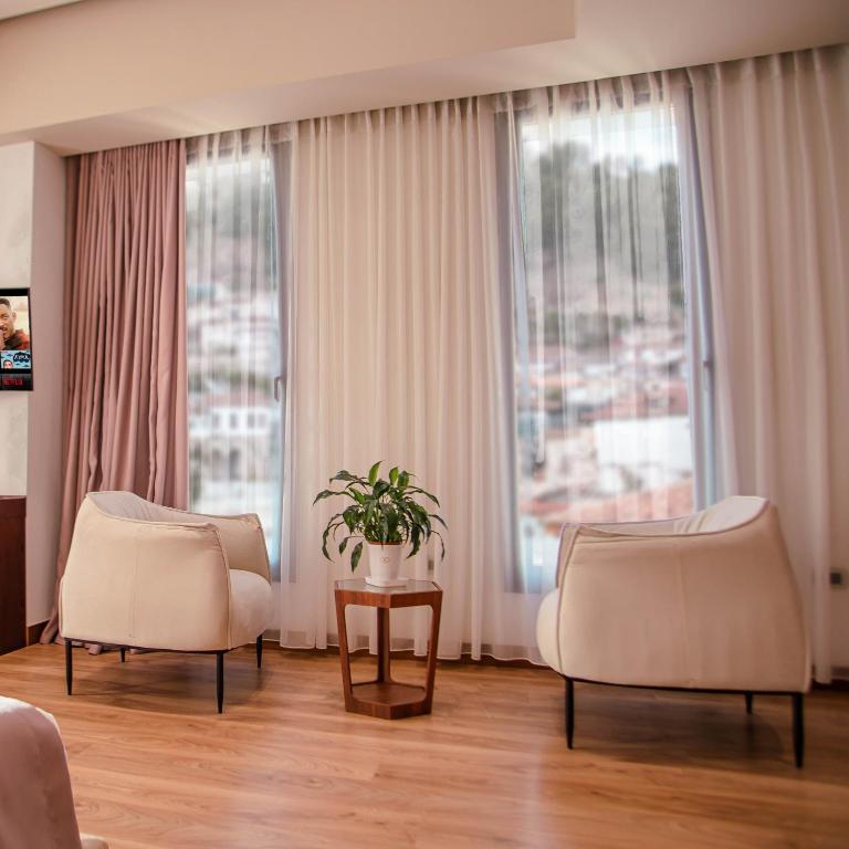 Uma área de estar em Portik Hotel