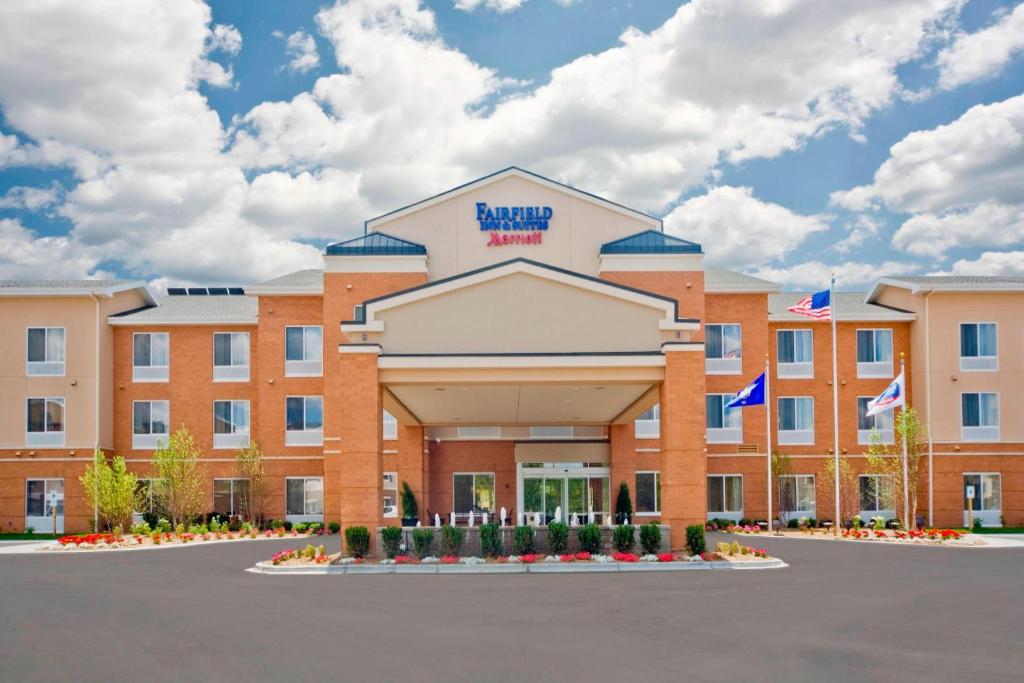 a rendering of the front of a hotel at Fairfield Inn & Suites by Marriott Milwaukee Airport in Oak Creek
