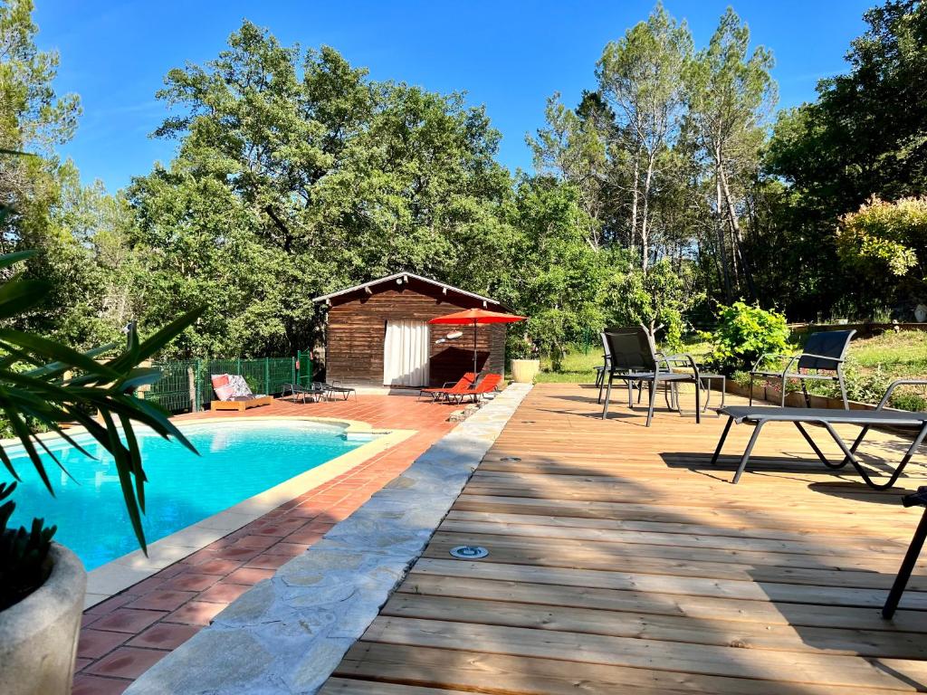 einen Hinterhof mit einem Pool und einem Pavillon in der Unterkunft Natur & Jasmin Chambres d'hôtes naturistes en Provence in Lorgues