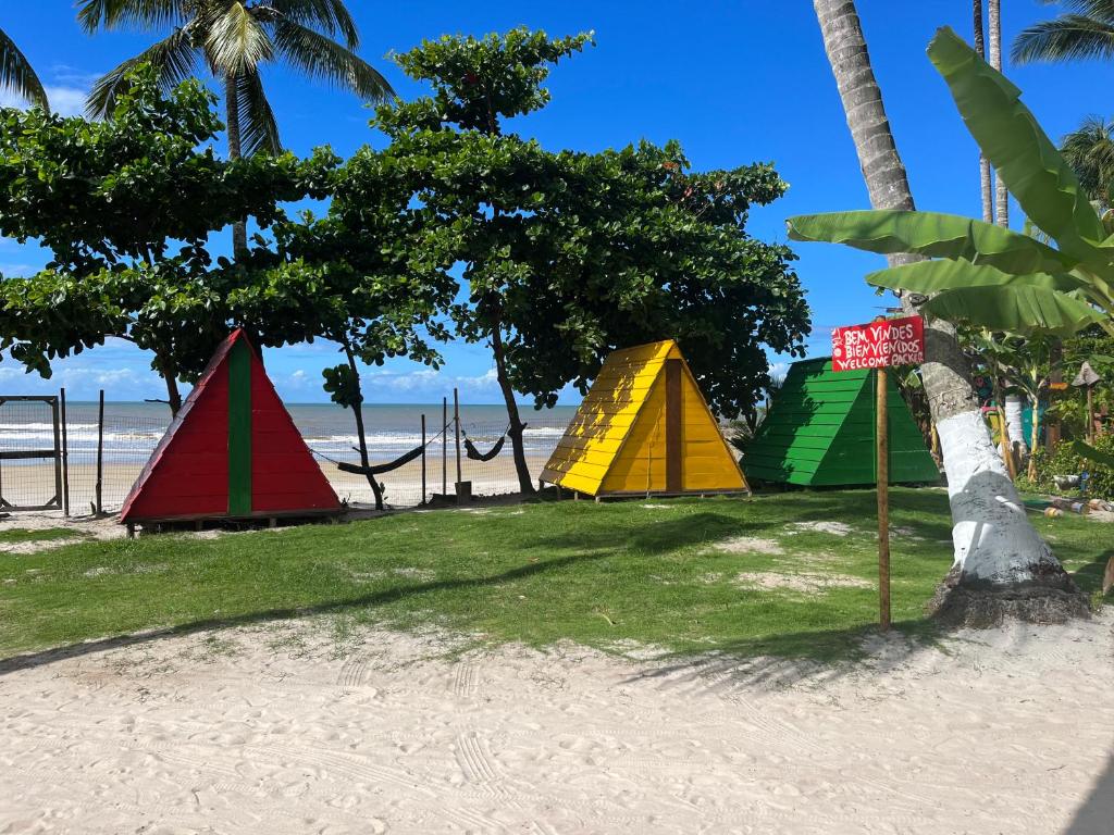un grupo de tiendas coloridas en la playa en Camping Gnomo Místico en Olivença
