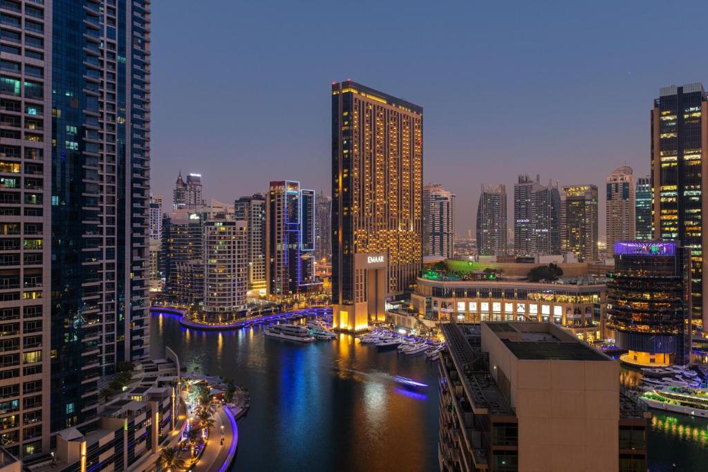 vista para um rio em uma cidade à noite em Delta Hotels by Marriott Jumeirah Beach, Dubai no Dubai