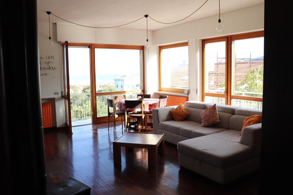 - un salon avec un canapé et une table dans l'établissement Casa Basso, à Loano