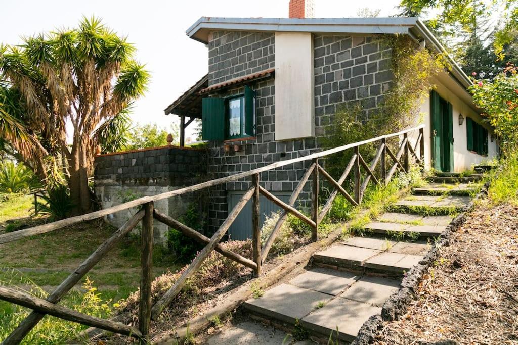 una casa con escaleras que conducen a ella en Villa Etna, en Nicolosi