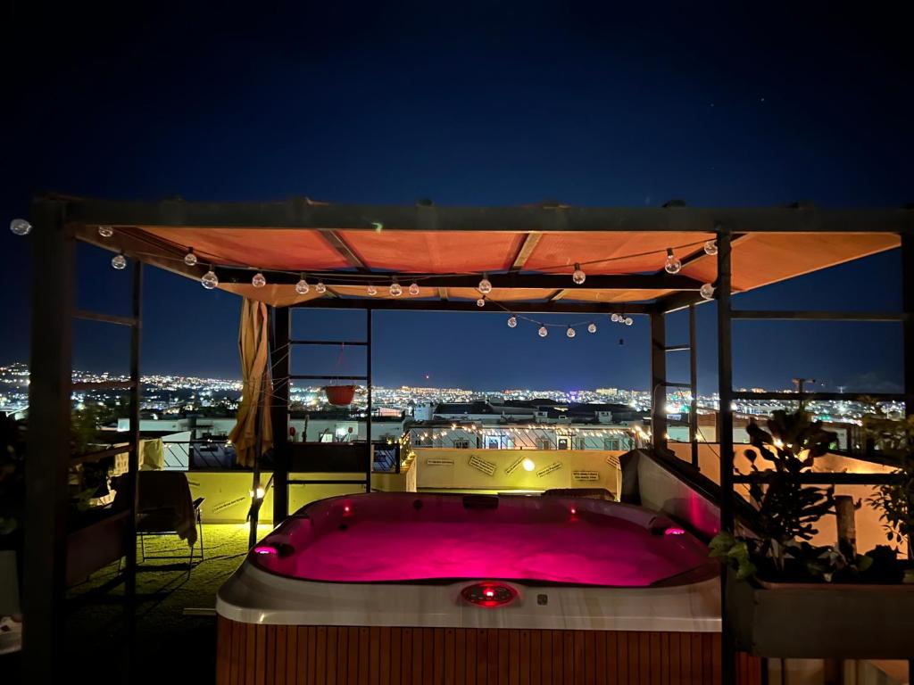 wanna z hydromasażem na balkonie w nocy w obiekcie Apartment jacuzzi Ocean view w mieście Cabo San Lucas