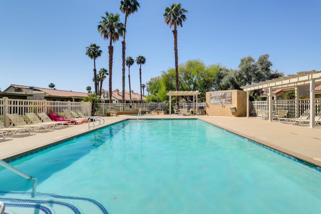 Bazén v ubytování Community Pool and Hot Tub Palm Desert Rental! nebo v jeho okolí
