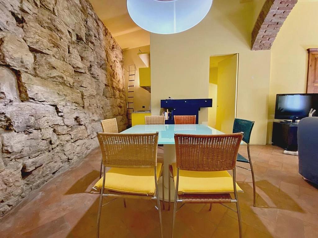 een eetkamer met een tafel en stoelen bij Perugia Abbraccio Etrusco in Perugia
