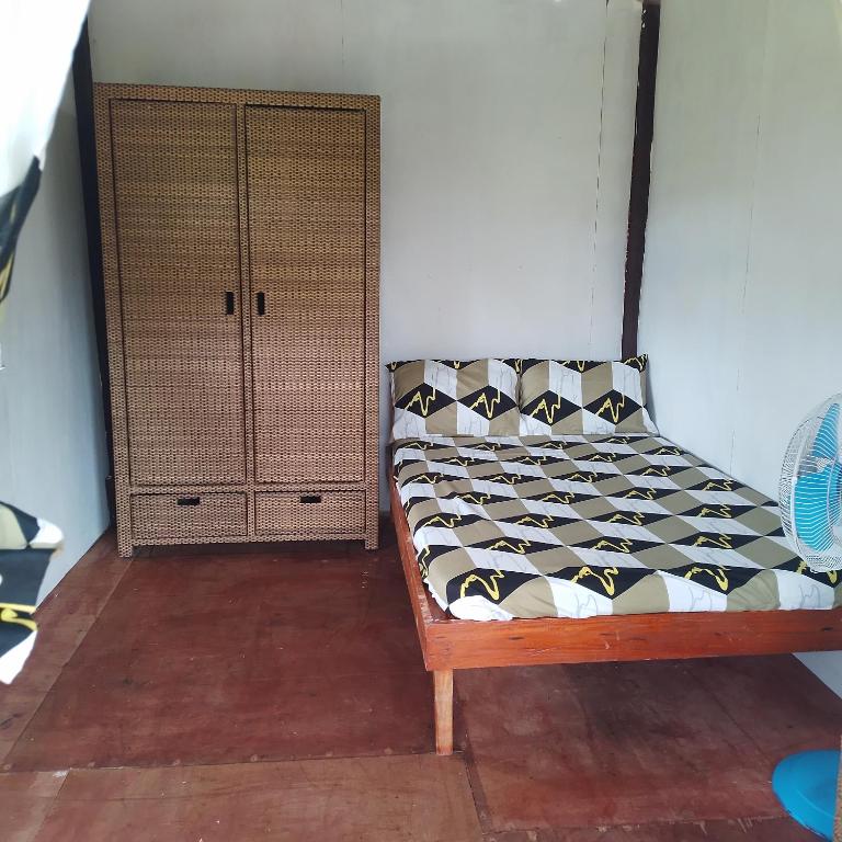 1 cama en una habitación con armario en Klay's tiny home en San Isidro