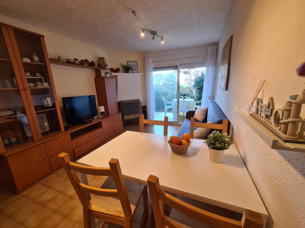 Televízia a/alebo spoločenská miestnosť v ubytovaní Apartment, short walk to the beach