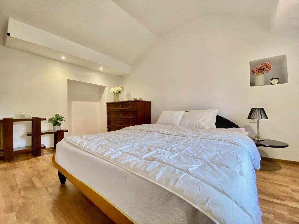 een slaapkamer met een groot bed en een dressoir bij Istrian house Casa del nonno in Šmarje