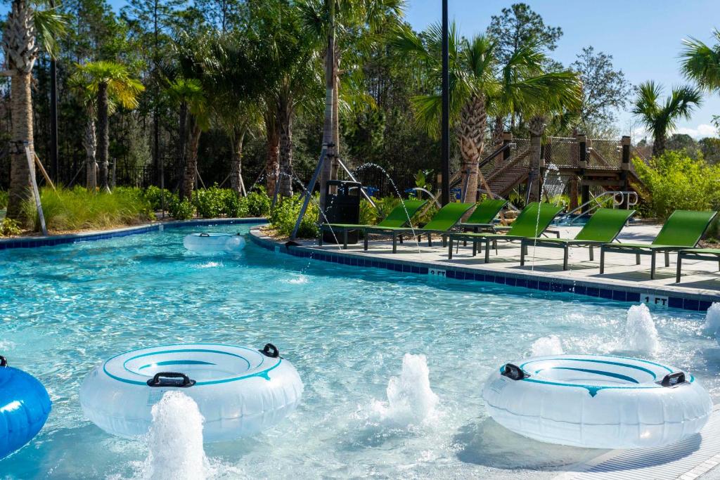 uma piscina com duas fontes de água num resort em Gorgeous 4Bd Close to Disney with Pool at Storey Lake 4403 em Kissimmee