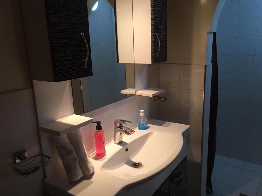W łazience znajduje się umywalka i lustro. w obiekcie VILLA TAZARZIT w Marakeszu