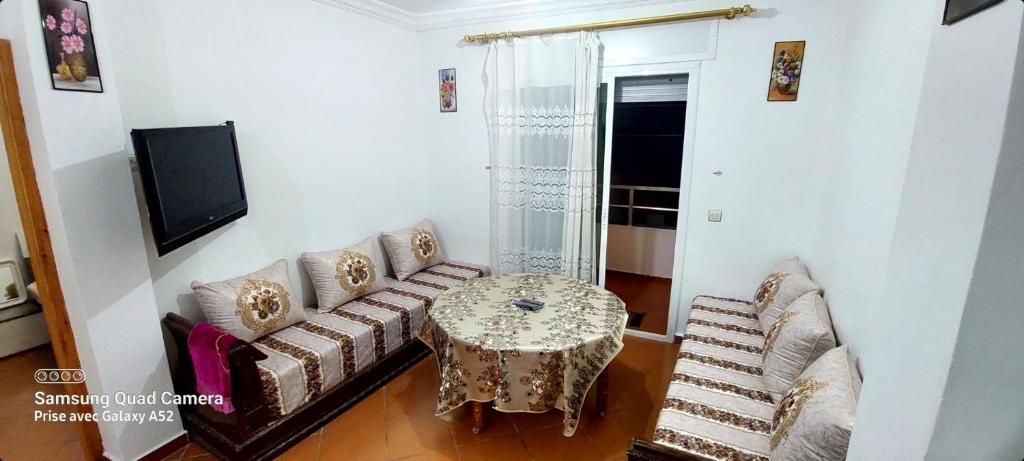 TV a/nebo společenská místnost v ubytování Appartement à OUED LAOU - TETOUAN