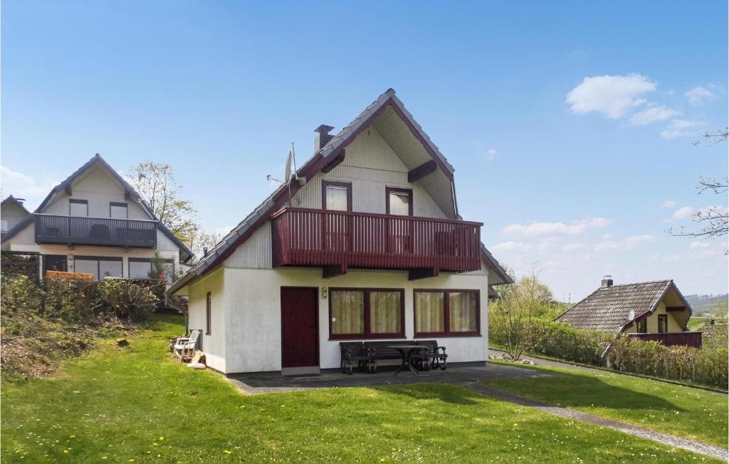 Casa con balcón y patio con mesa en Ferienhaus 91 In Kirchheim, en Kirchheim