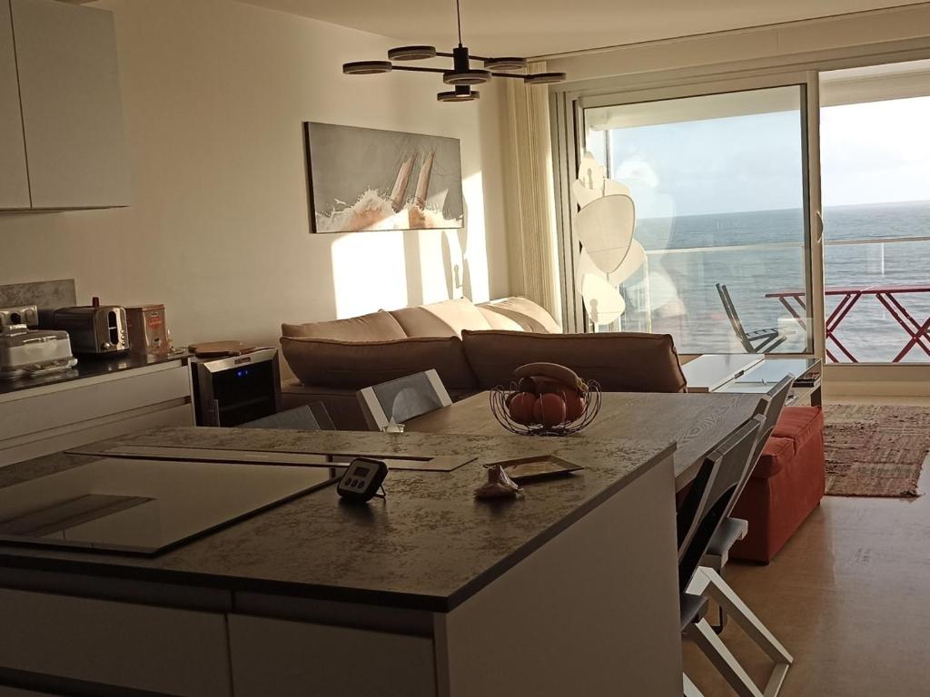Fotografia z galérie ubytovania Appartement face mer aux Sables d'Olonne, 2 chambres, proche plage et commerces - FR-1-325-125 v destinácii Les Sables-dʼOlonne