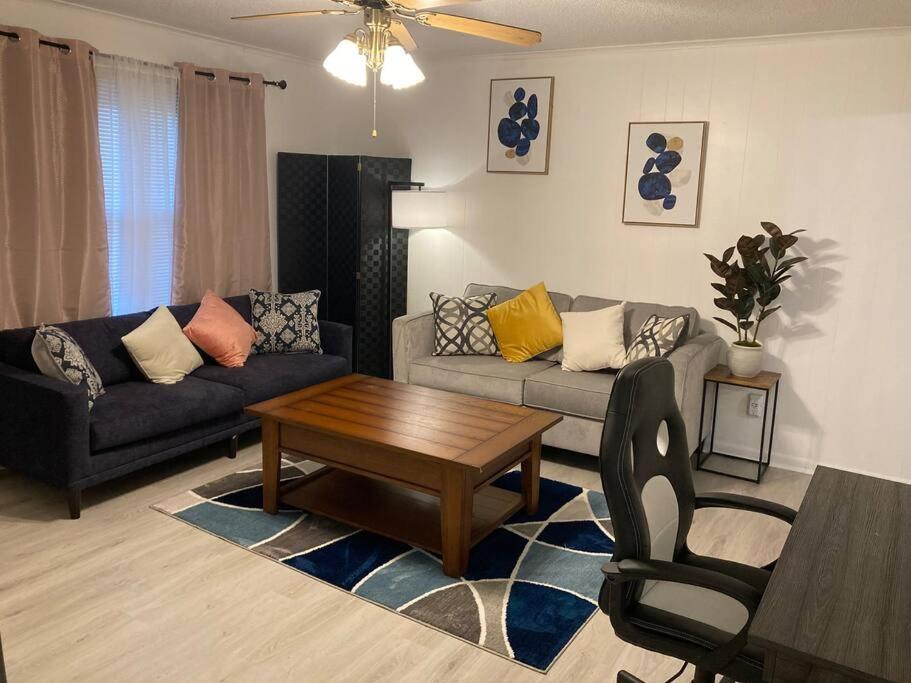 - un salon avec un canapé et une table basse dans l'établissement Comfortable and quiet apartment minutes from downtown in Thomasville!, à Thomasville