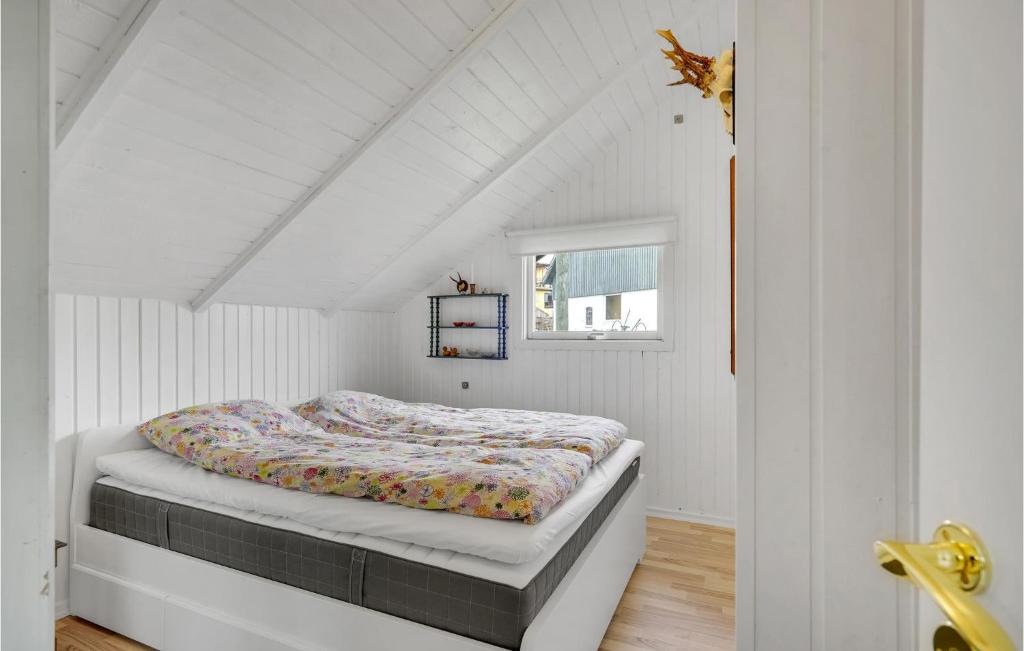 Un pat sau paturi &icirc;ntr-o camer&#x103; la Amazing Home In Faaborg With Wifi