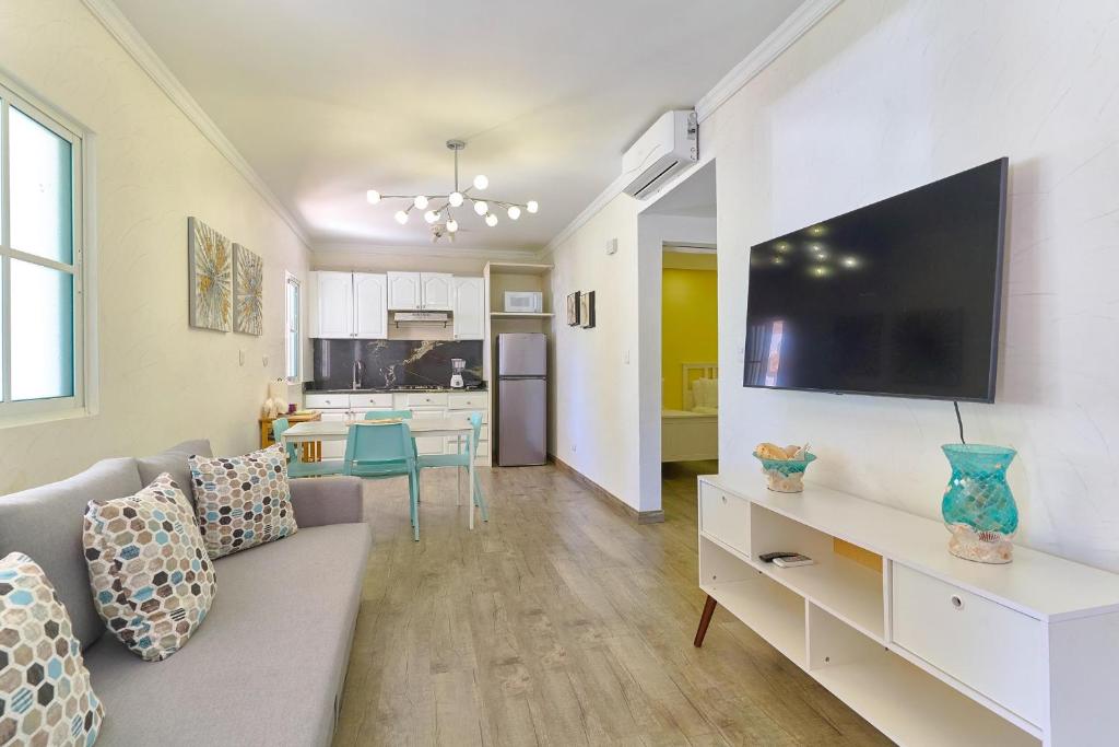 Posezení v ubytování Cozy And Charming Fully Equipped Apartment