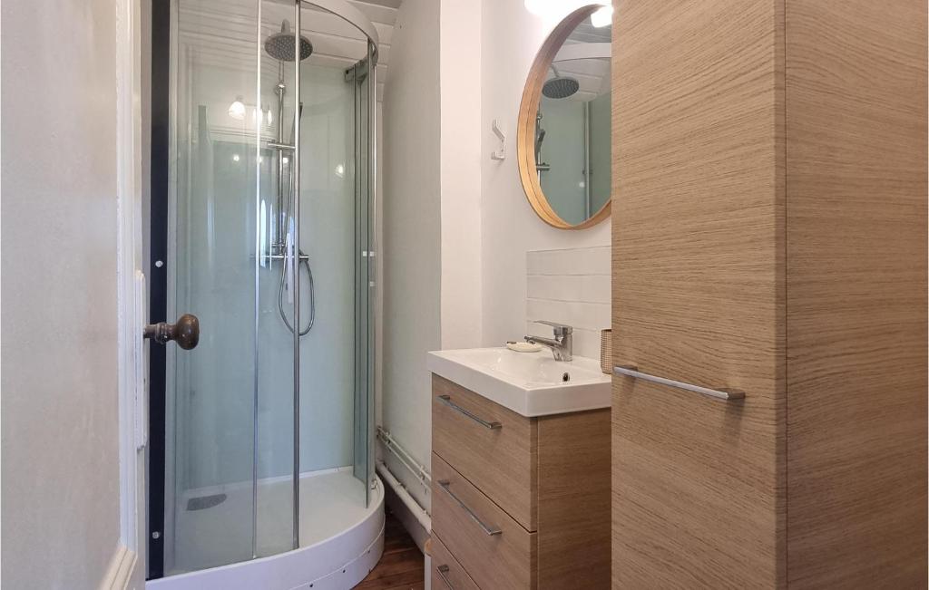 a bathroom with a shower and a sink and a mirror at Stunning Home In Saint-palais-sur-mer With Wifi And 6 Bedrooms in Saint-Palais-sur-Mer
