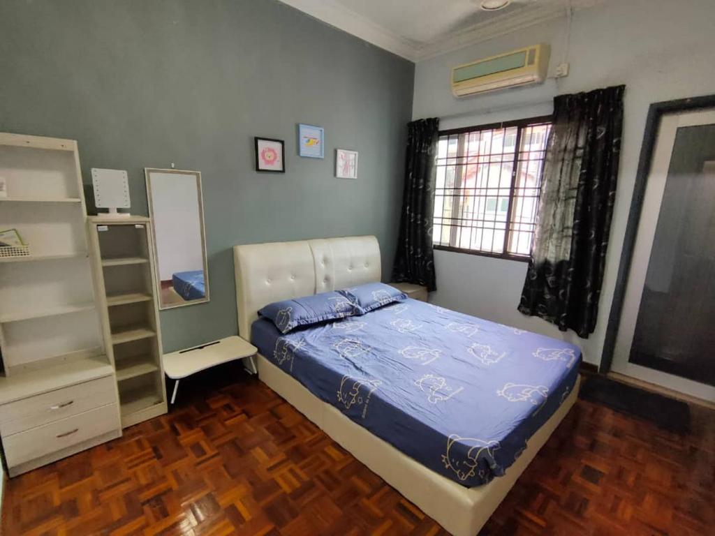 Schlafzimmer mit einem Bett, einer Kommode und einem Spiegel in der Unterkunft Happy Home [Bandar Seri Alam] in Masai