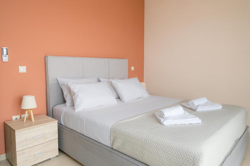 Postel nebo postele na pokoji v ubytování Lakis Residence