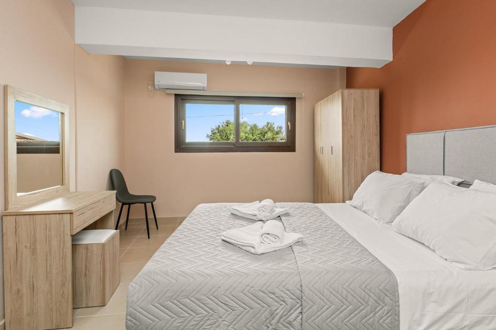 Postel nebo postele na pokoji v ubytování Lakis Residence