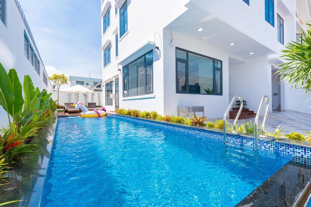 uma piscina em frente a uma casa em Palm Villa 10 Near Beach em Vung Tau