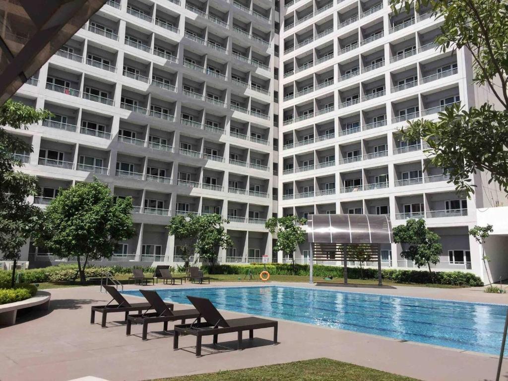 un complejo de apartamentos con piscina y 2 edificios en Budget Grace Residences en Manila