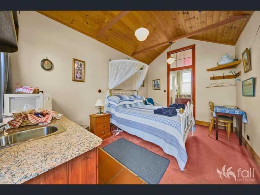 Sorell Barracks - Double Room - Garden Cottage Studio