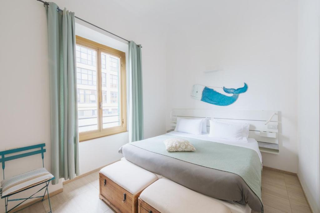 um quarto com uma cama grande e uma janela em Central Savona B&B em Savona