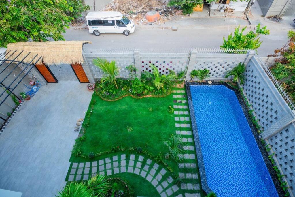 eine Luftaufnahme eines Schwimmbades und eines Parkplatzes in der Unterkunft Palm Villa 27 - 50M To The Sea in Vũng Tàu