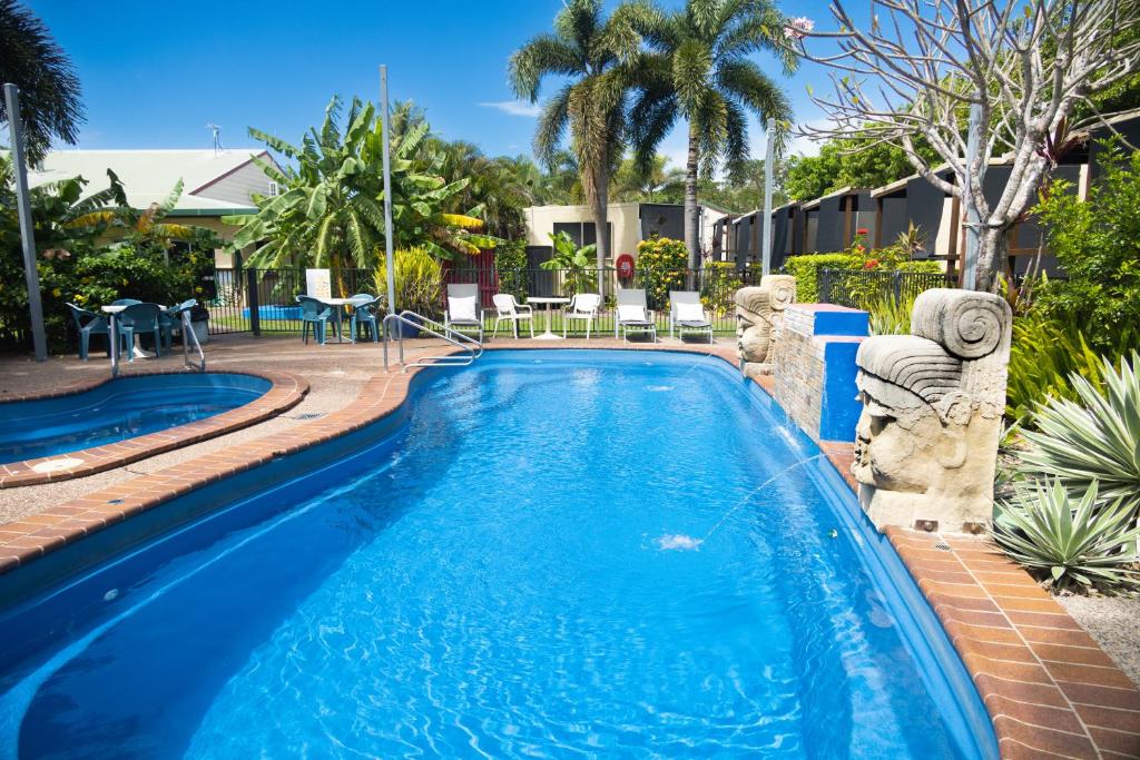 a swimming pool in a resort with a blue pool at Wongai Beach Hotel in Horn