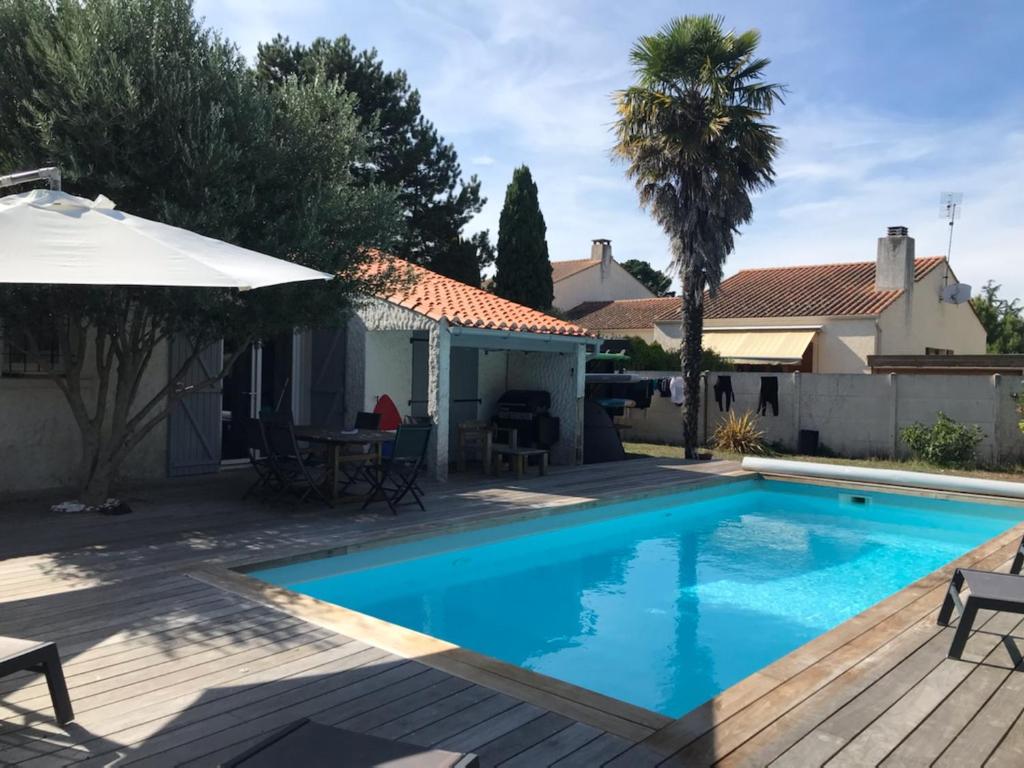 een huis met een zwembad en een patio bij Maison Saint-Vincent-sur-Jard, 5 pièces, 8 personnes - FR-1-336-139 in Saint-Vincent-sur-Jard