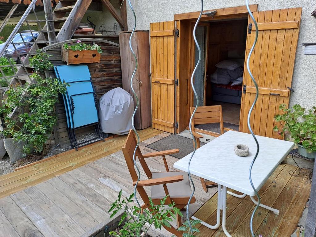 A4 km de Megève très joli studio avec jacuzzi ,vue sur les montagnes au calme - Studio