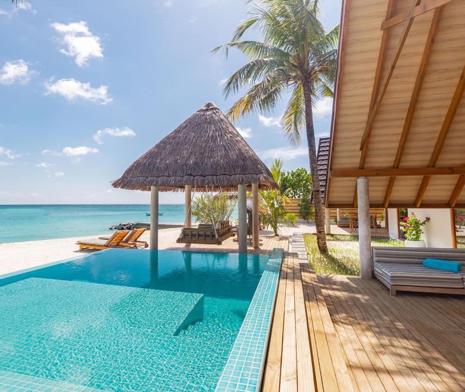 Bazén v ubytování Fushifaru Maldives with 50 percent off on sea plane roundtrip 04 nights & above nebo v jeho okolí