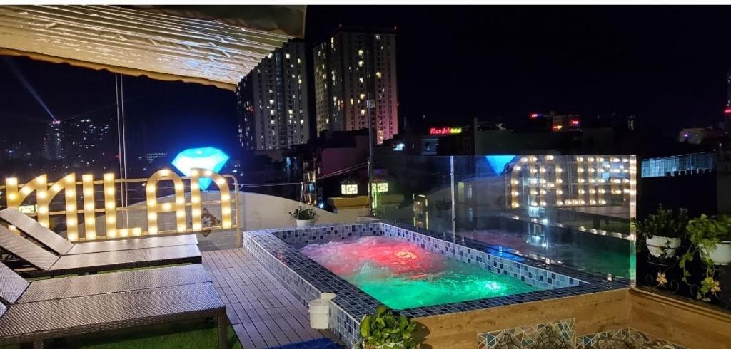 een zwembad op de top van een gebouw 's nachts bij Milan Diamond Hotel in Vung Tau