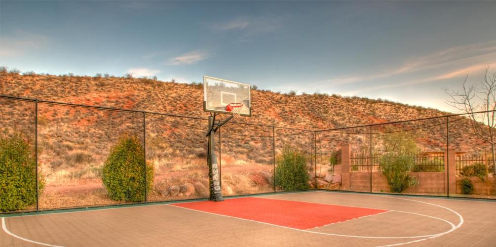 einem Basketballplatz mit Basketballkorb in der Unterkunft B9 Zion National Park Rental Top Floor 2-bedroom Hillside View in Washington