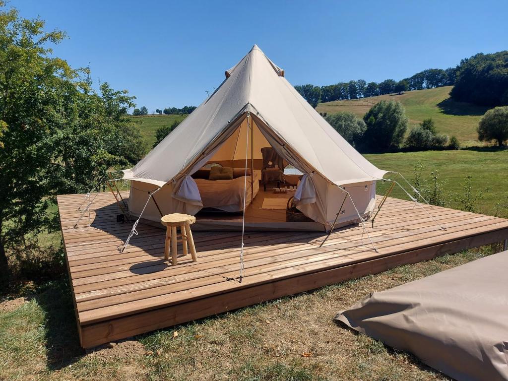 ein Zelt auf einer Holzterrasse auf einem Feld in der Unterkunft Le Bunker du Houyeux in Herve