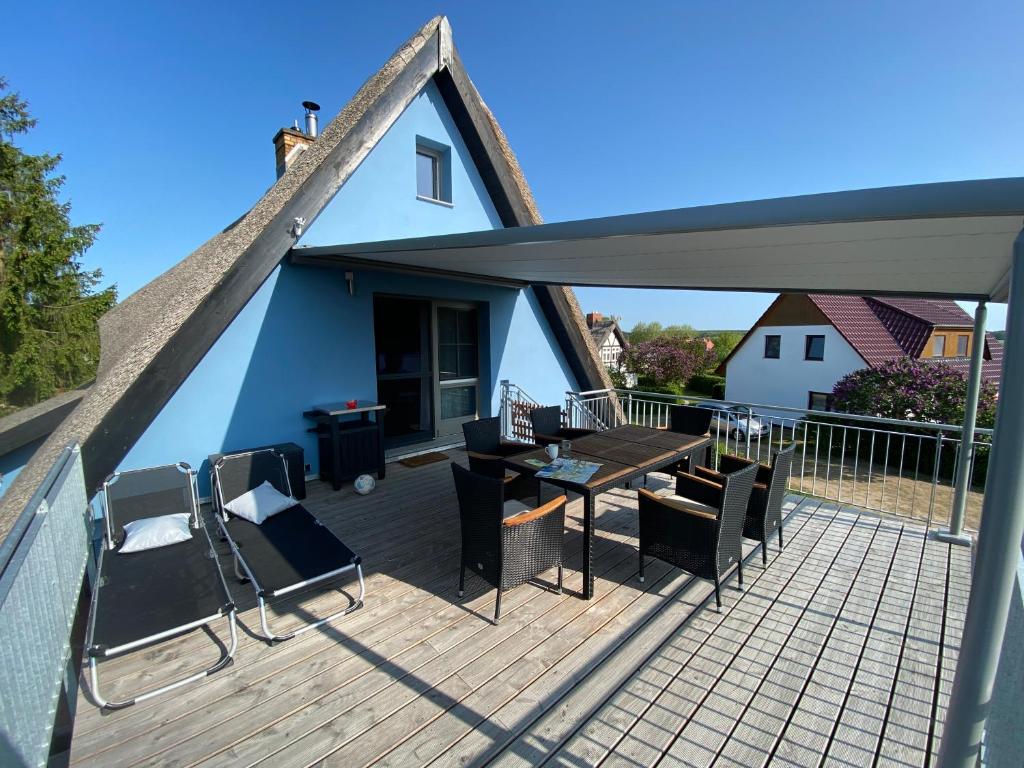 a patio with a table and chairs on a deck at Ferienhaus Mü in Rankwitz