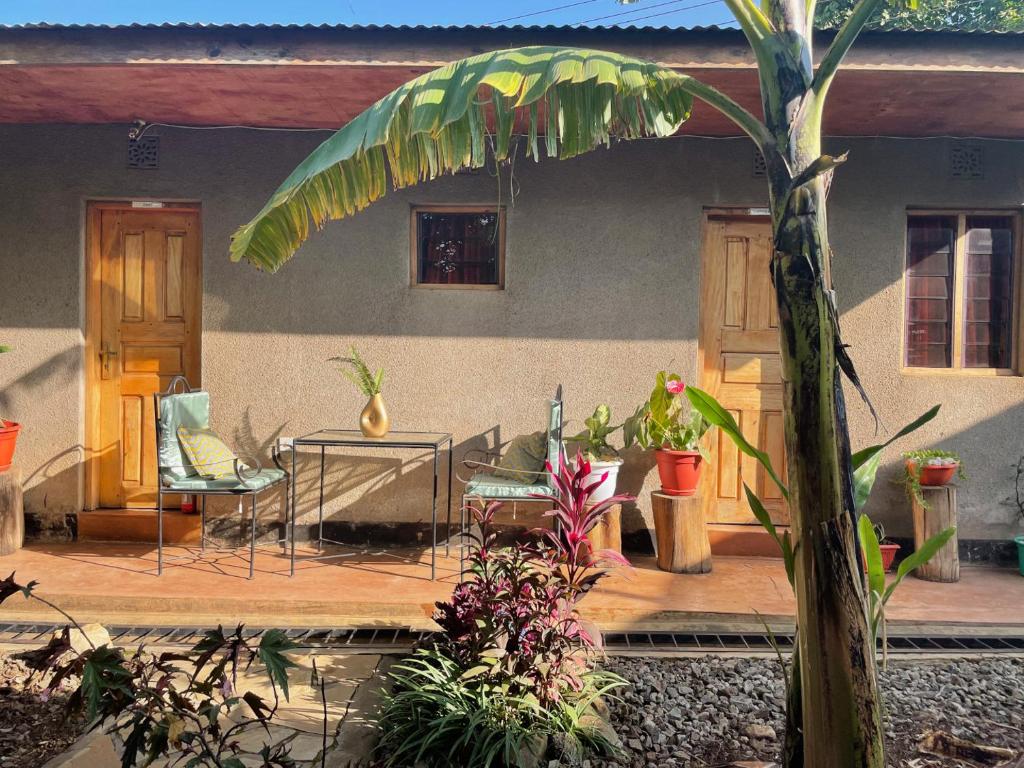 Casa con patio con mesa y sillas en Livingstone Legacy Lodge, en Arusha